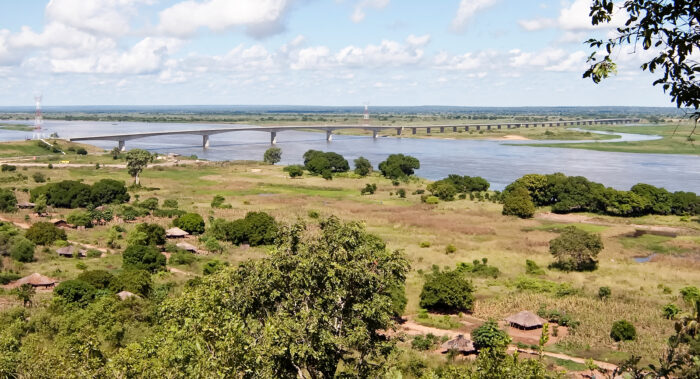 Ponte em Caia sobre o rio Zambeze