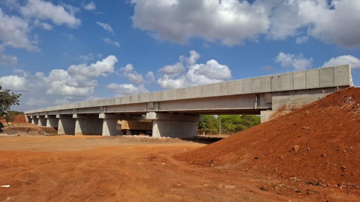 Nova Ponte sobre o Rio Luazi